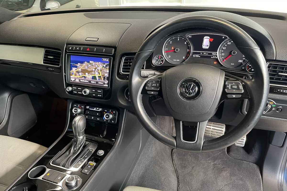 2017 Volkswagen Touareg Monochrome 7P
