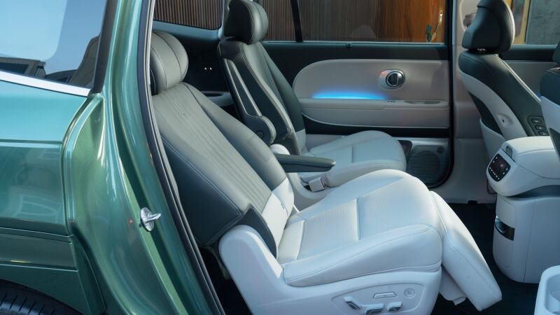 Second-row captain chairs