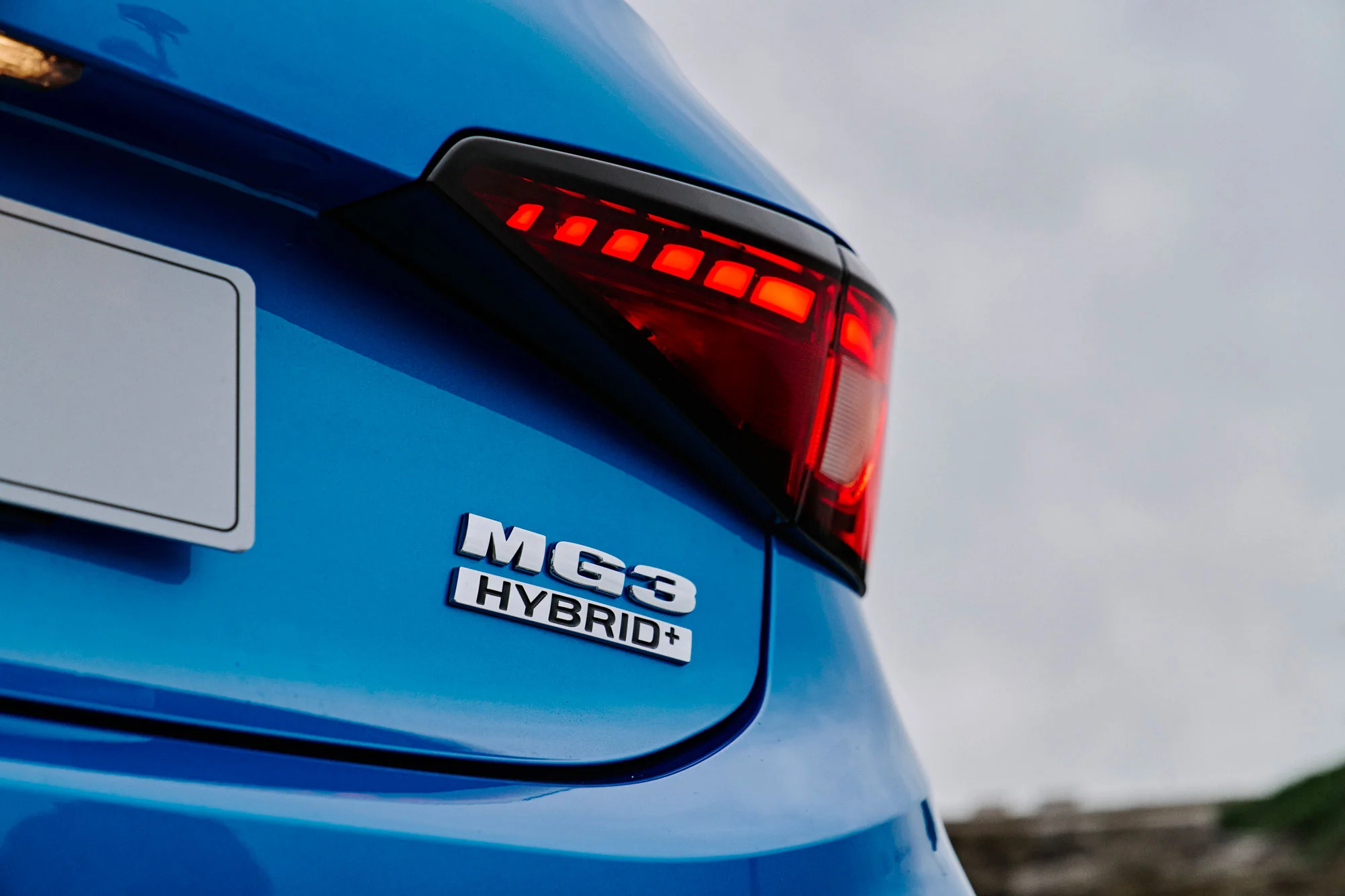 TECH MEETS HYBRID DRIVING