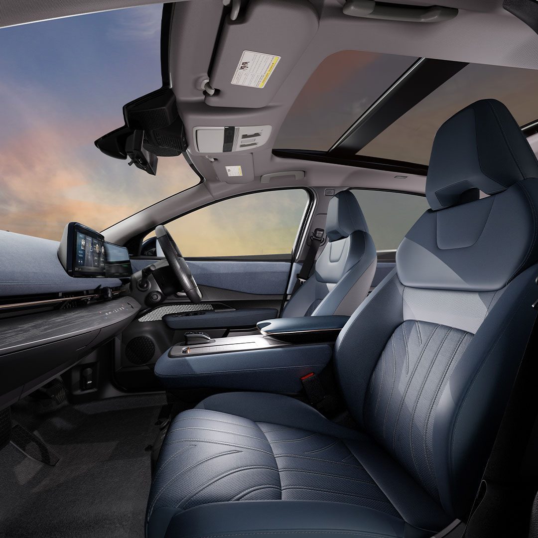 2/4Nappa Leather Seats⁽²⁰⁾ with Ultrasuede Inserts available on EVOLVE grade