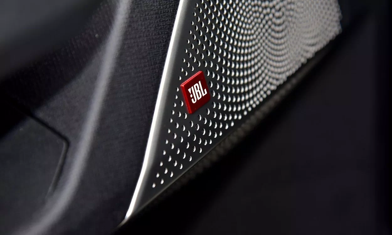 8 SPEAKER JBL SOUND SYSTEM (EVOLVE ONLY)