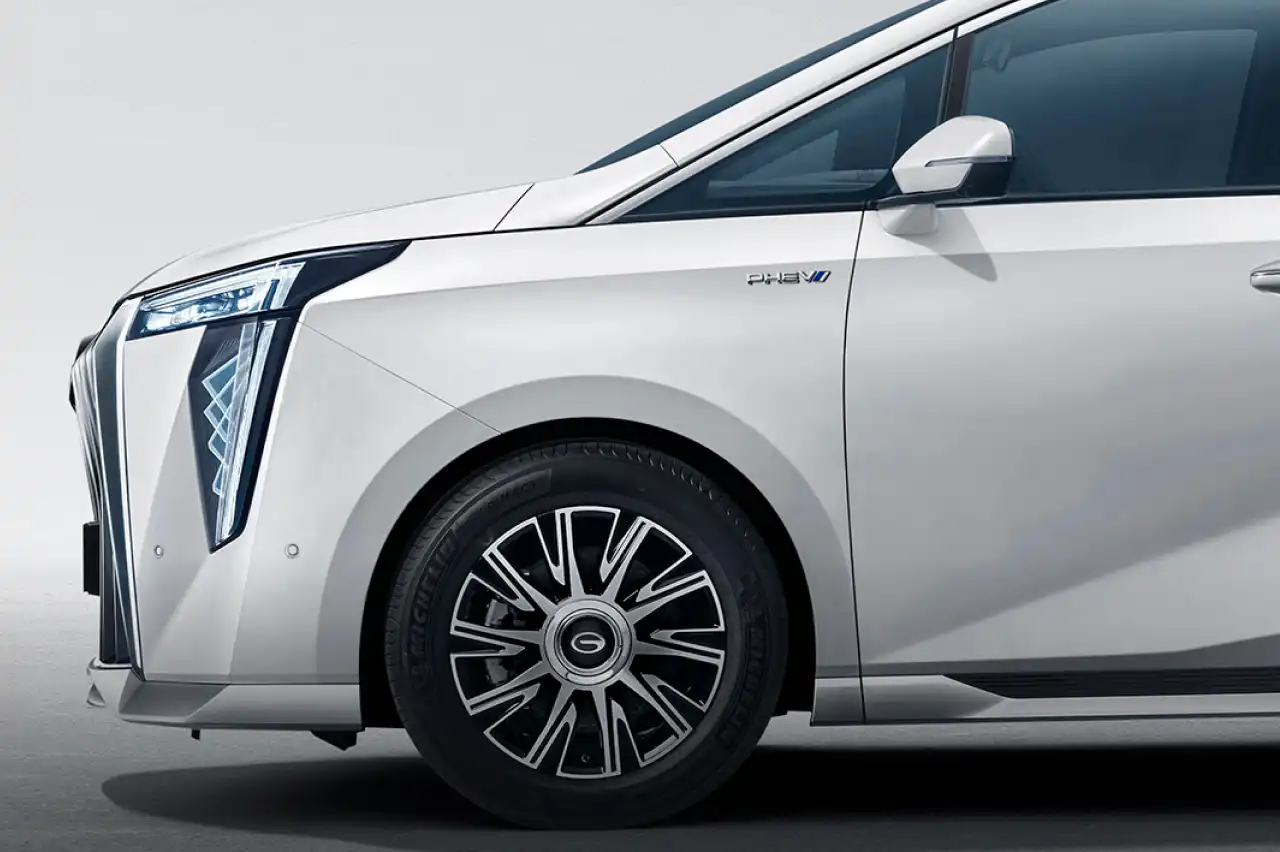 Floating Hubcaps Embodying Luxury and Poise