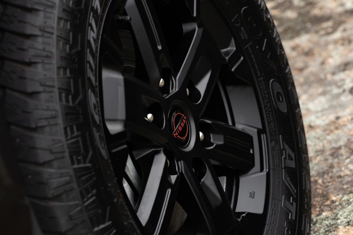 Black 17-inch wheels with 265/65R17 all-terrain tyres