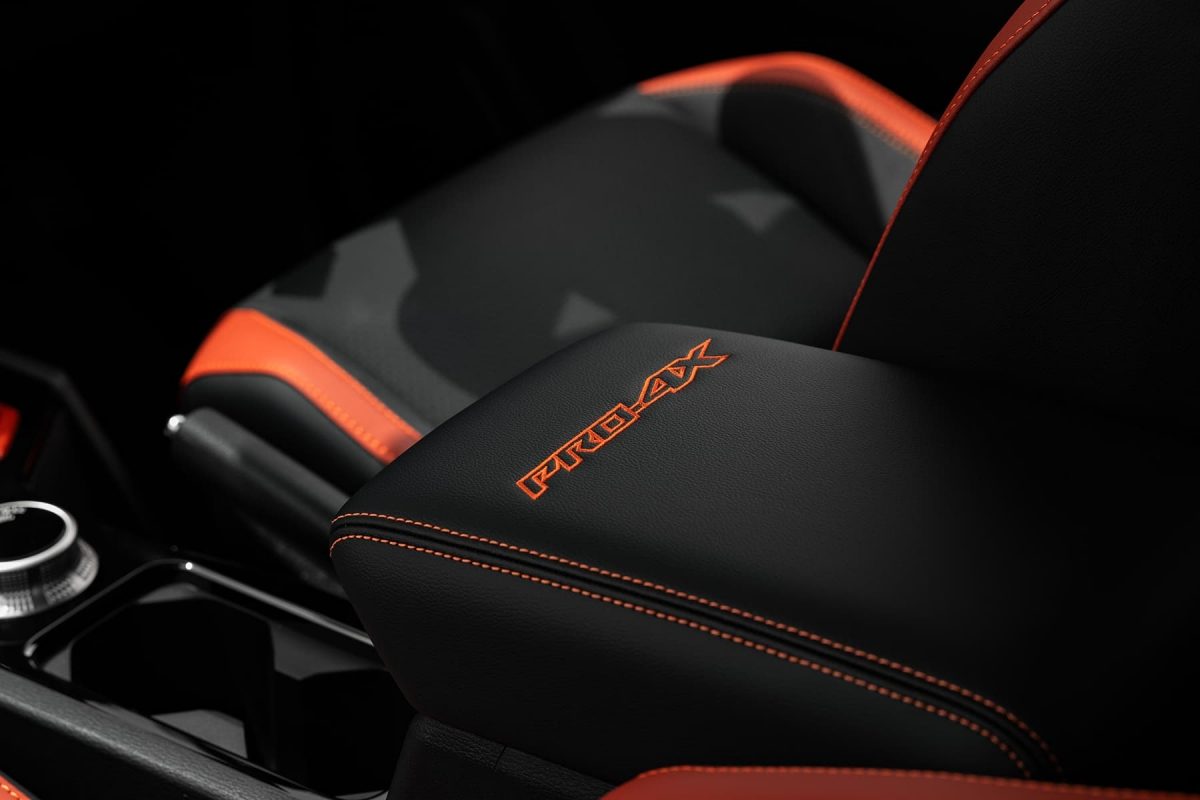 Navara Pro-4X Interior featuring leather accented⁽²⁰⁾ seats and embossed logos