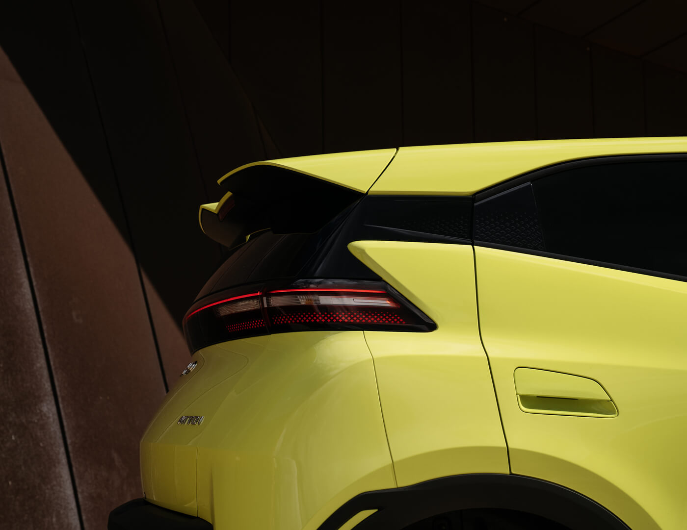 Sporty rear spoiler