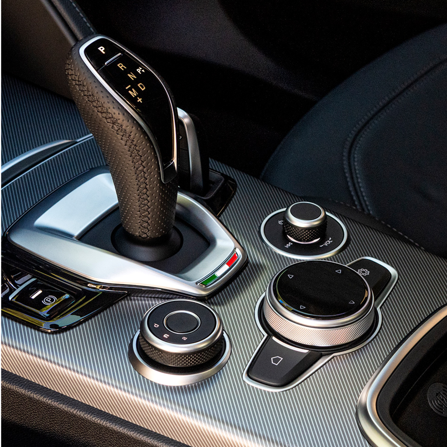 Centre console: Spacious compartment with high quality finish 