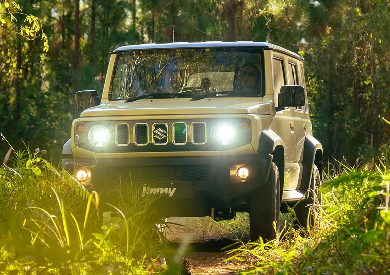 LED headlamps¤ With iconic round headlights.