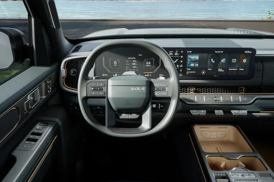 Interior At the ready. Integrated panoramic display