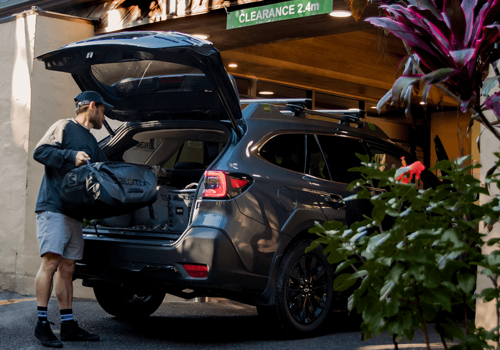 Hands-free powered tailgate