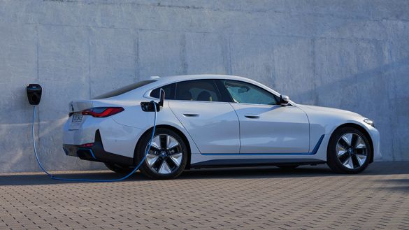 CHARGING THE BMW i4: EASIER THAN EVER.