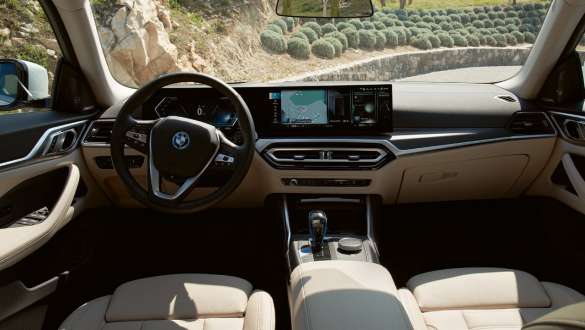  Driver-oriented cockpit.