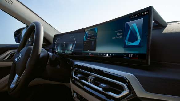  BMW Curved Display.