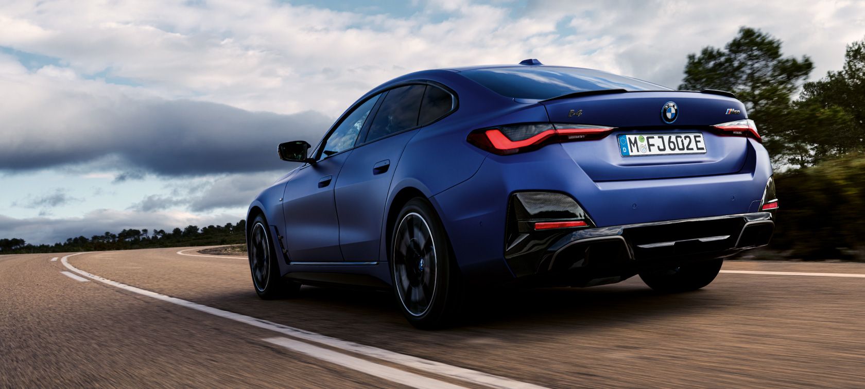 Driving dynamics and design features of the BMW i4 M50.