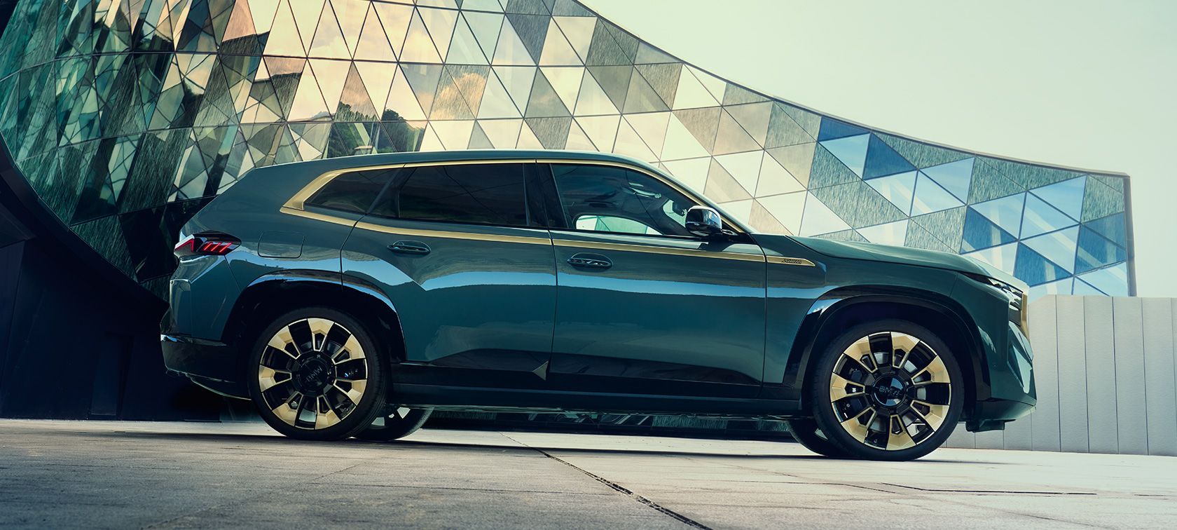 THE EXTERIOR DESIGN OF THE BMW XM.