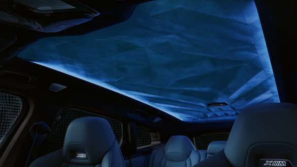  Illuminated headliner.