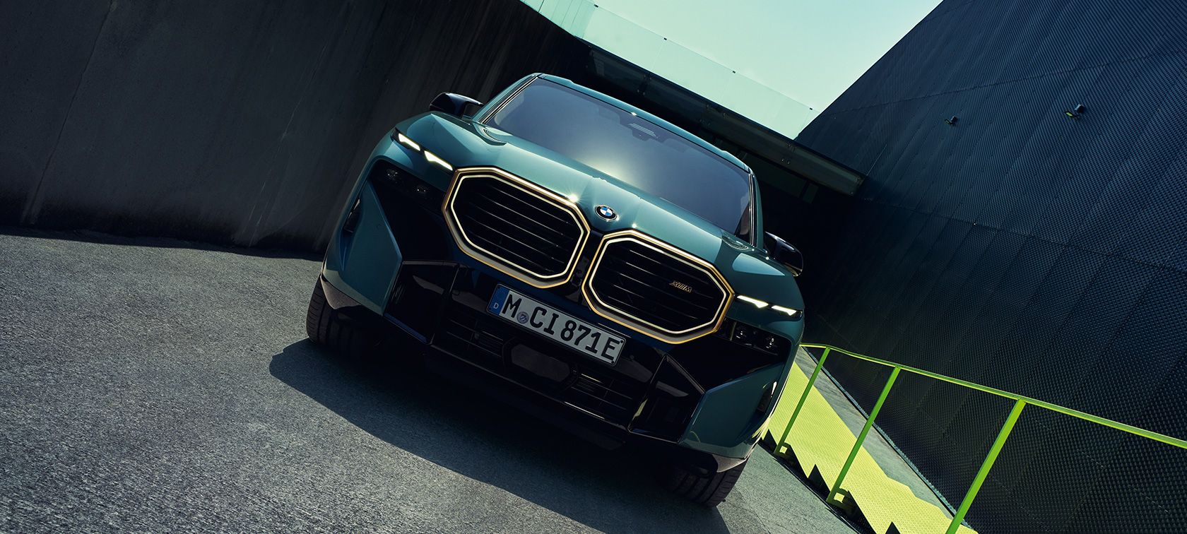 THE DRIVING DYNAMICS OF THE BMW XM.