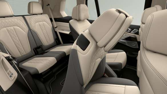  Roomy and comfortable rear compartment. 