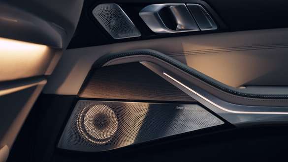  Bowers & Wilkins Diamond surround sound system.