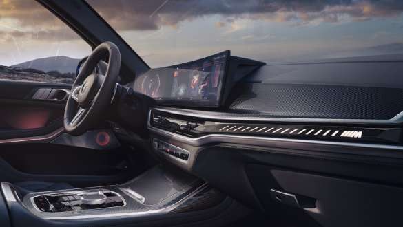  BMW Curved Display and M-specific Light Bar.