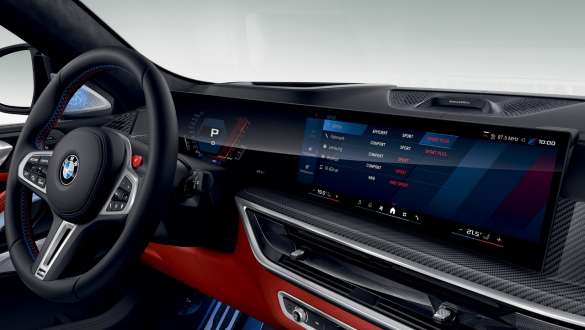  BMW Curved Display showing M-specific information.
