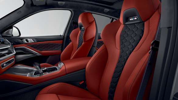  M multifunction seats for driver and front passenger.