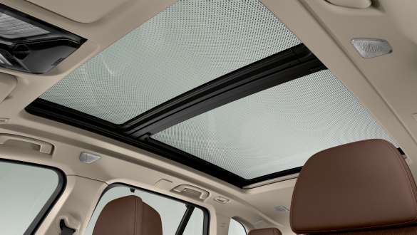  Sky Lounge panoramic glass sunroof.