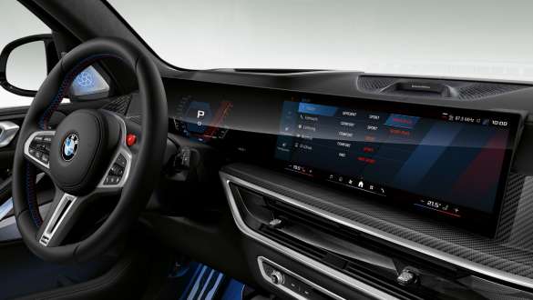  BMW Curved Display showing M-specific information.