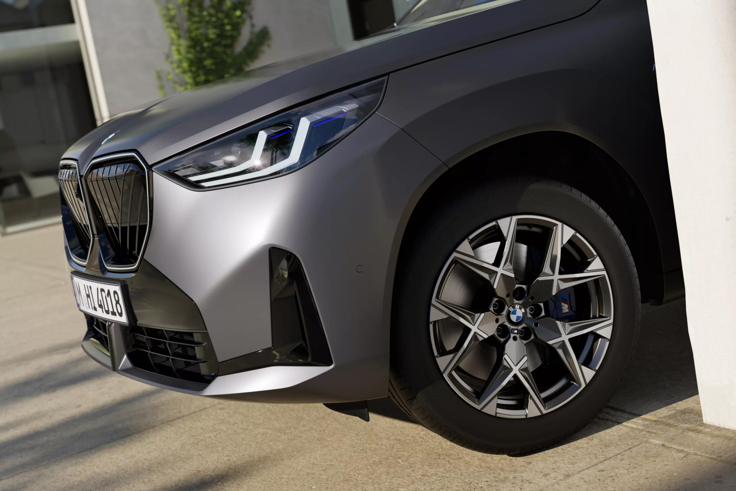 It adapts to the driving situation.