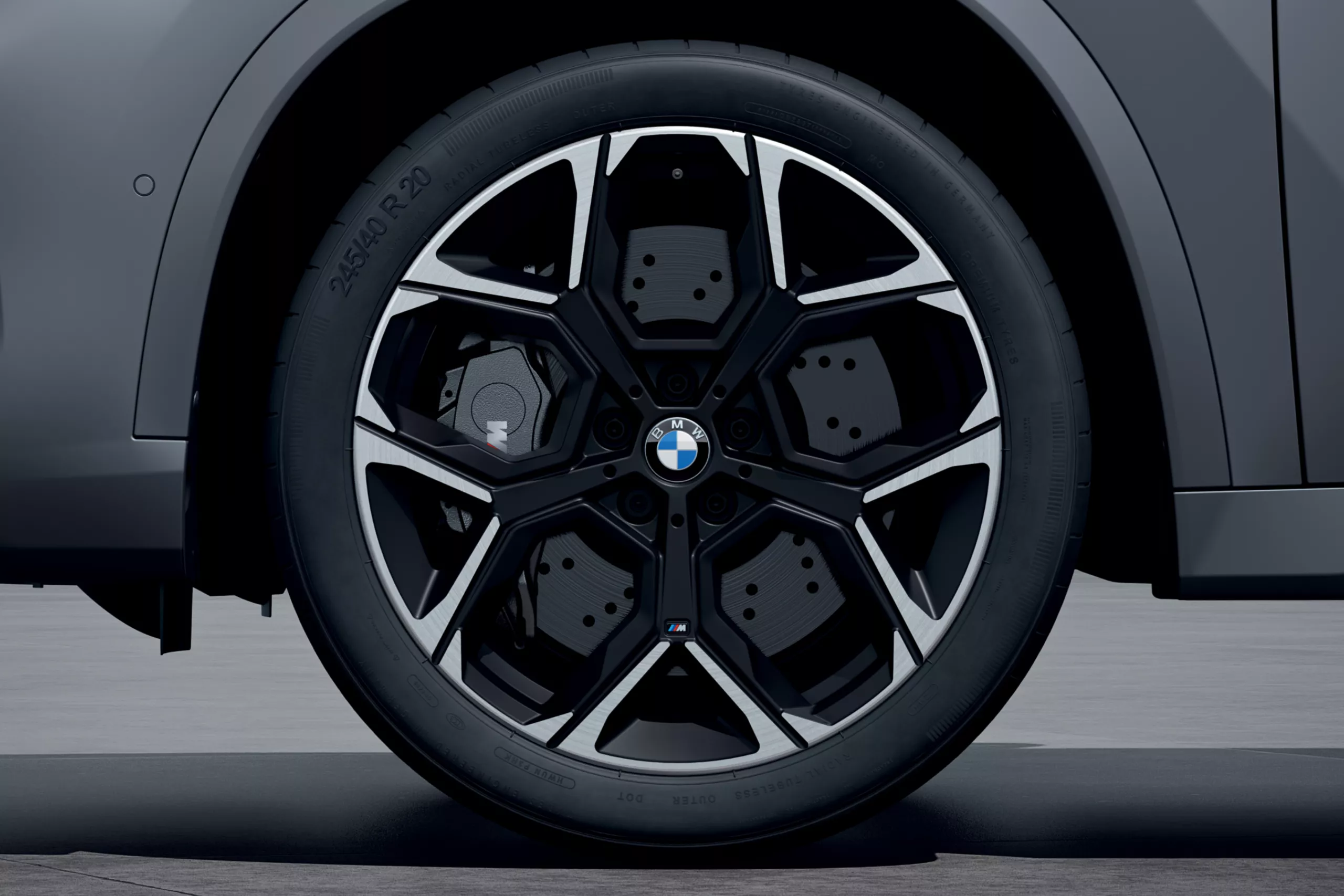 Wheel centres in Black. Diamond-polished spokes.