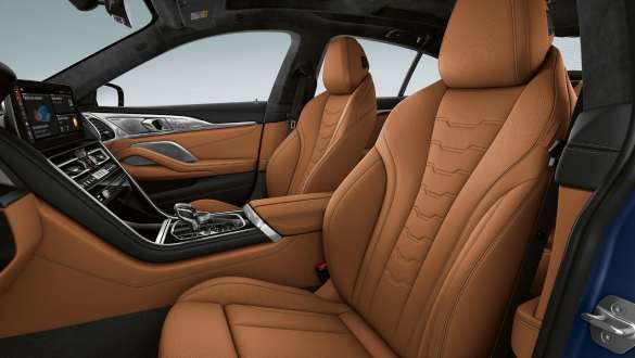  Multifunction seats for driver and front passenger.