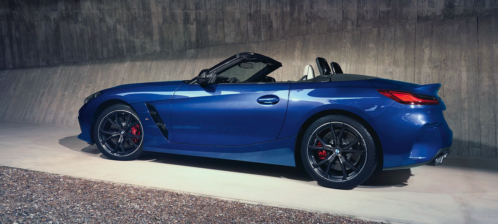THE EXTERIOR DESIGN OF THE BMW Z4 M40i ROADSTER.