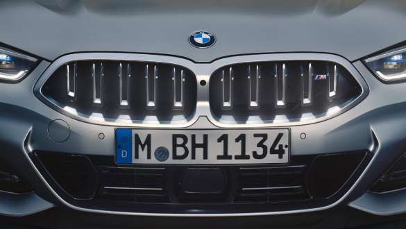  BMW kidney 'Iconic Glow'.