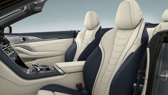  Multifunction seats for driver and front passenger.