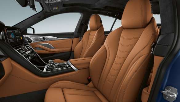  Multifunction seats for driver and front passenger.