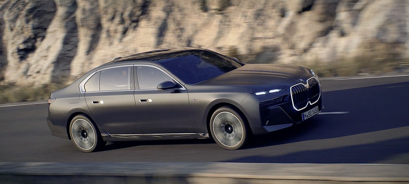 THE DRIVING DYNAMICS OF THE BMW 7 SERIES SEDAN.