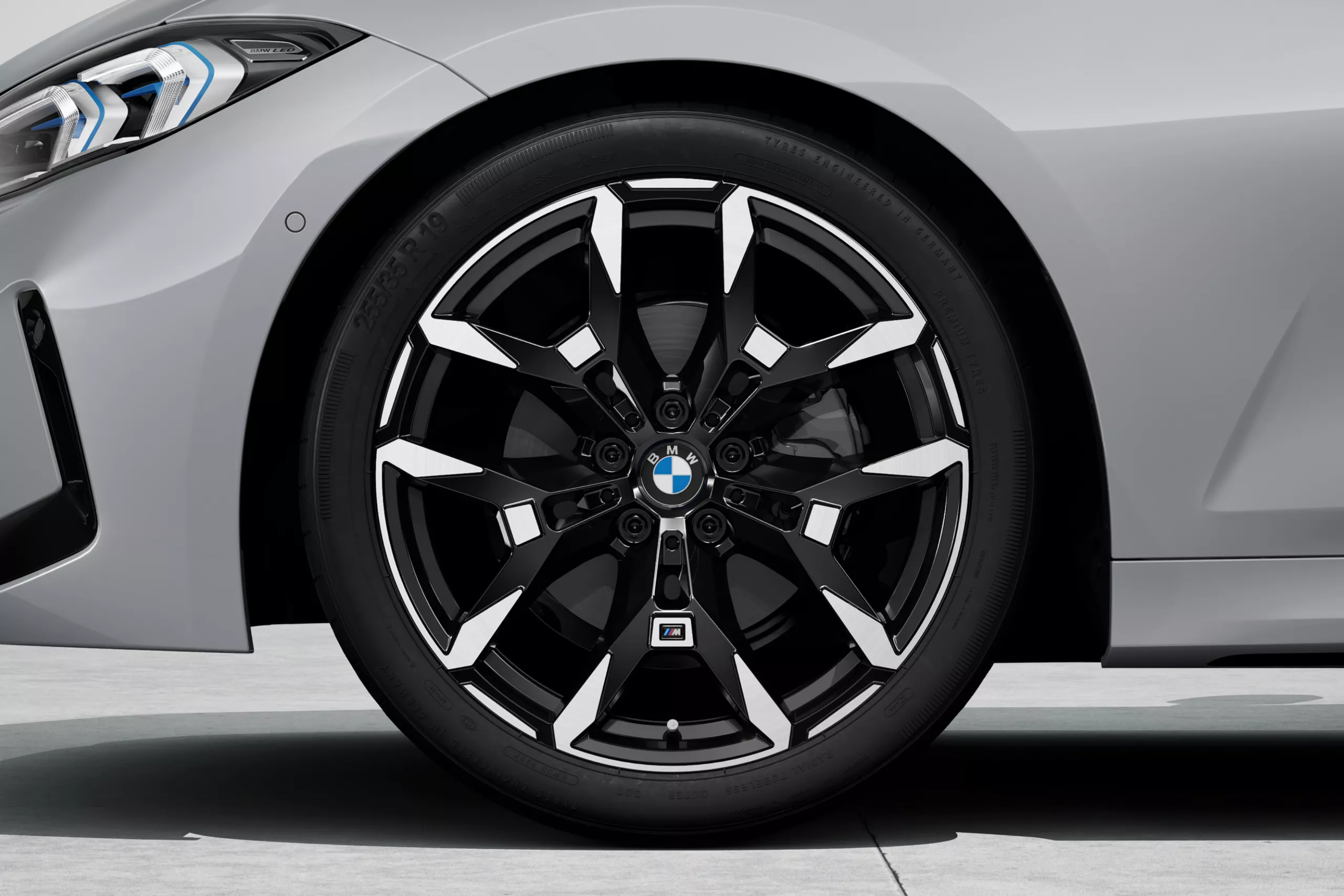 Sophisticated bicolour wheel.