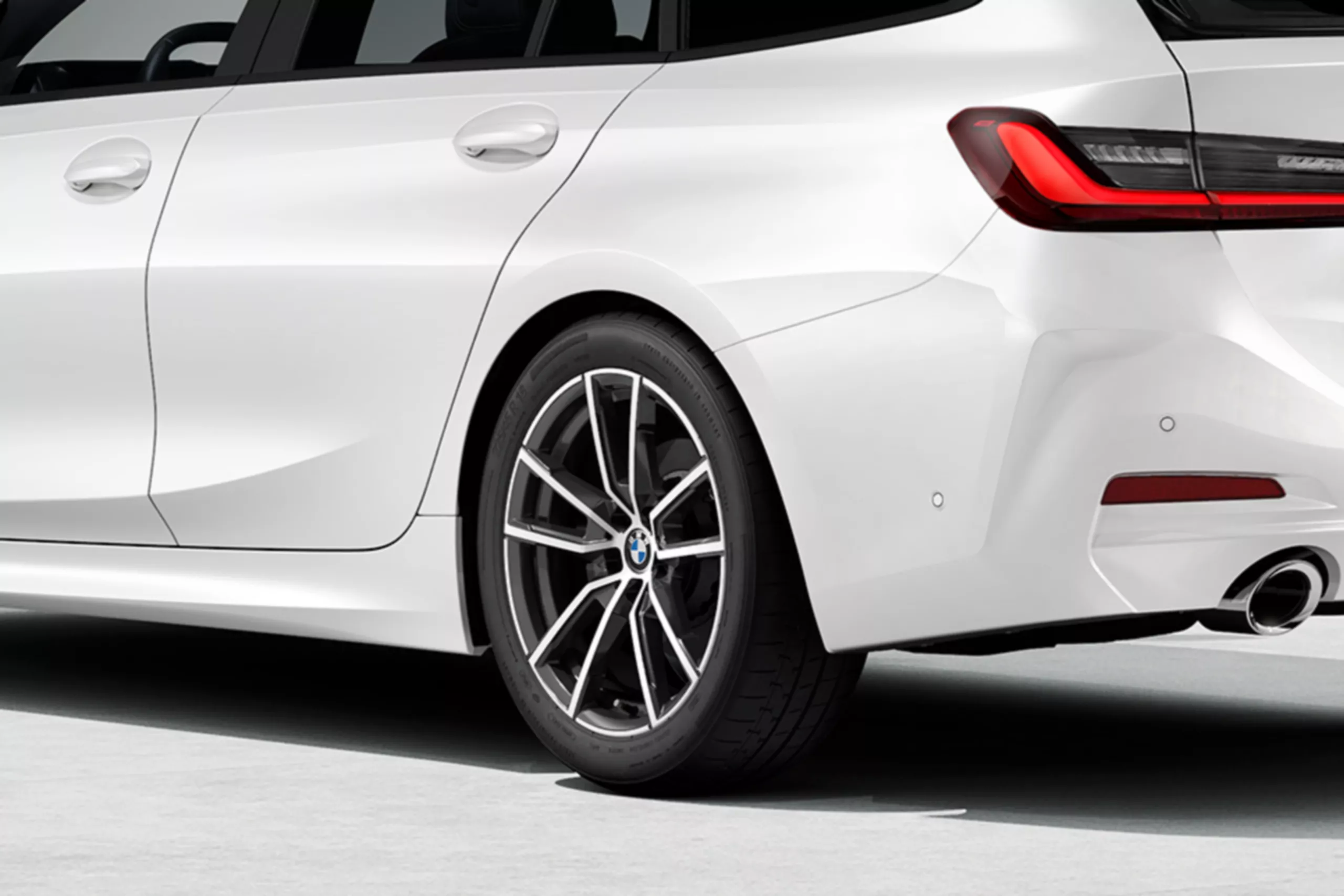 Precise, agile and comfortable standard suspension.
