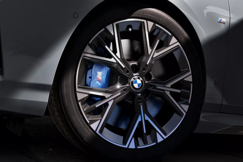 Dark wheel centre. Gloss-lathed spokes.