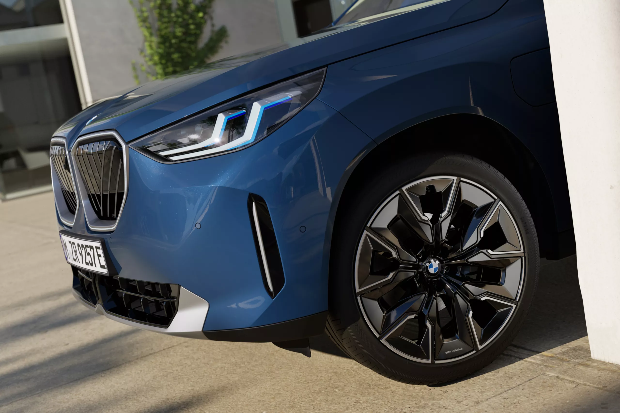 It adapts to the driving situation.