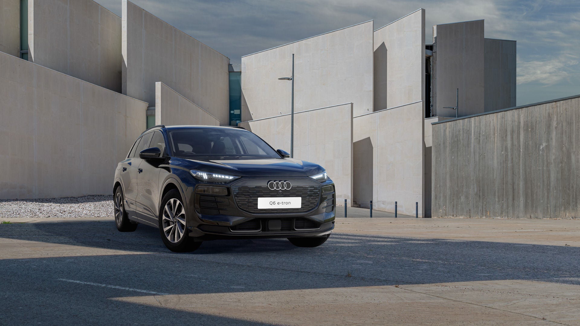 Audi Q6 e-tron 185kW RWD with metallic paint Image